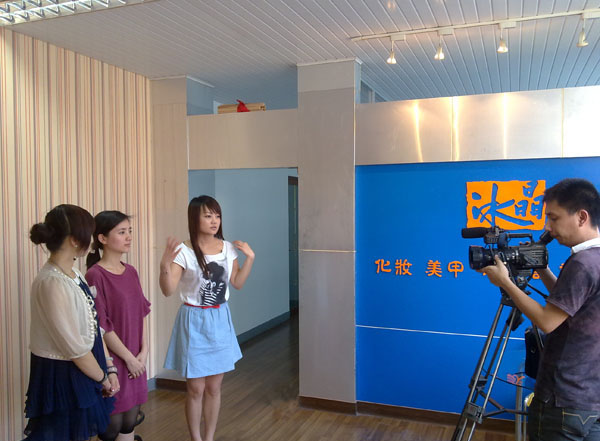 桂林电视台对冰晶学校采访